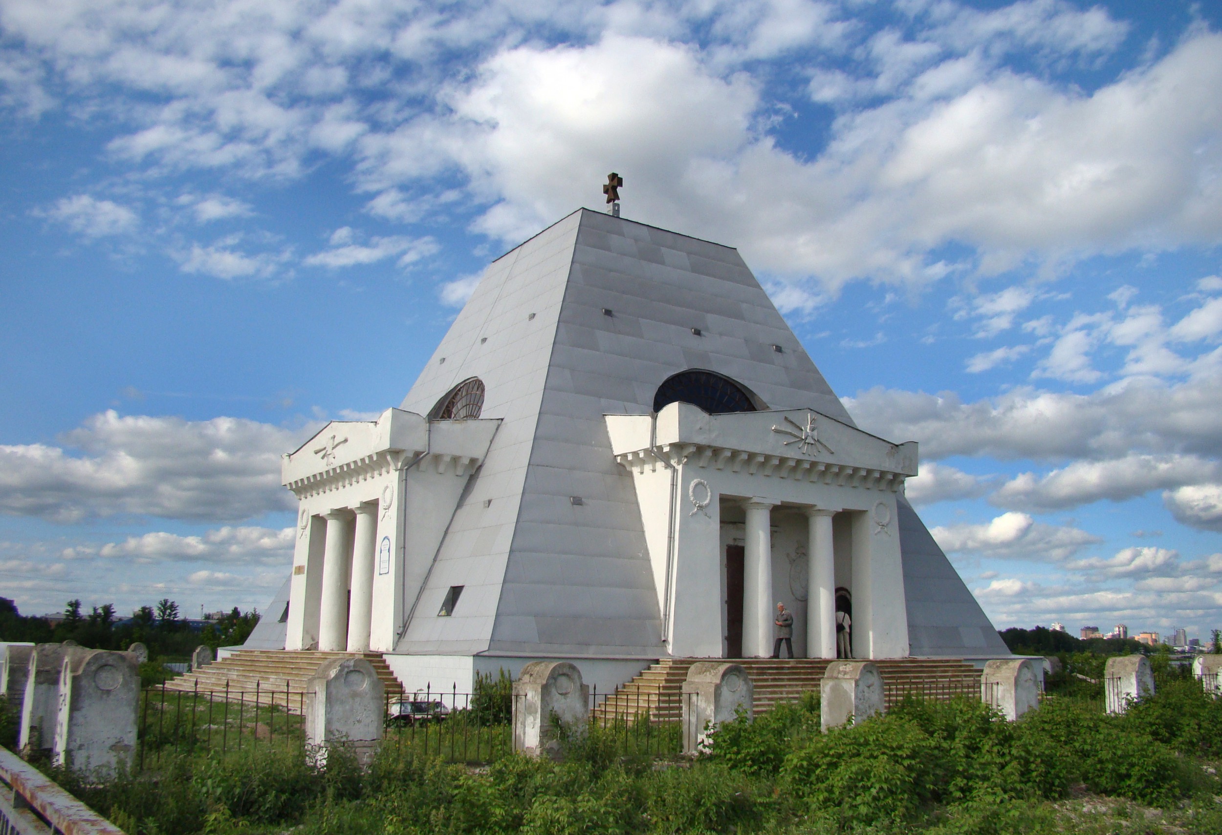 Храм павшим воинам казань. Храм-памятник Спаса Нерукотворного. Храм Нерукотворного образа Спасителя Казань. Храм памятник павшим воинам Казань. Храм-памятник в честь Нерукотворного образа Спасителя.