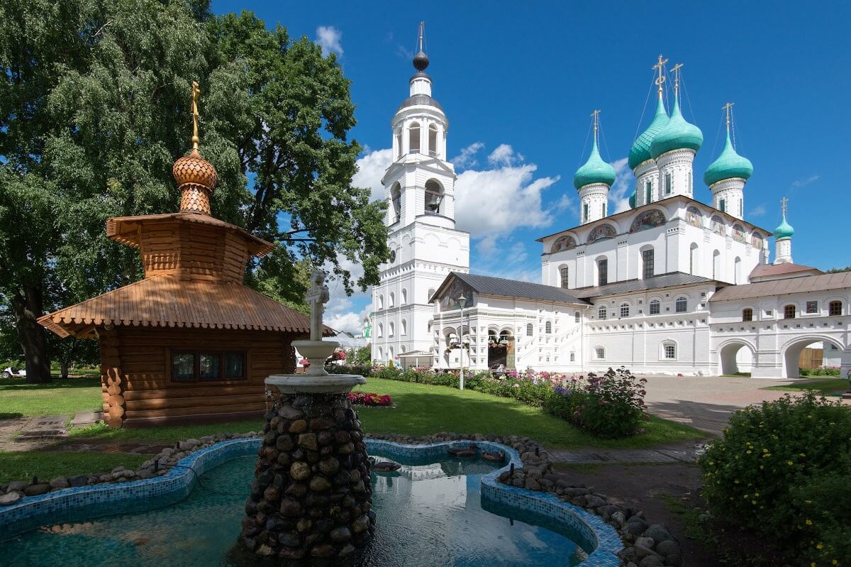 Успенский собор в Ярославле с Волги