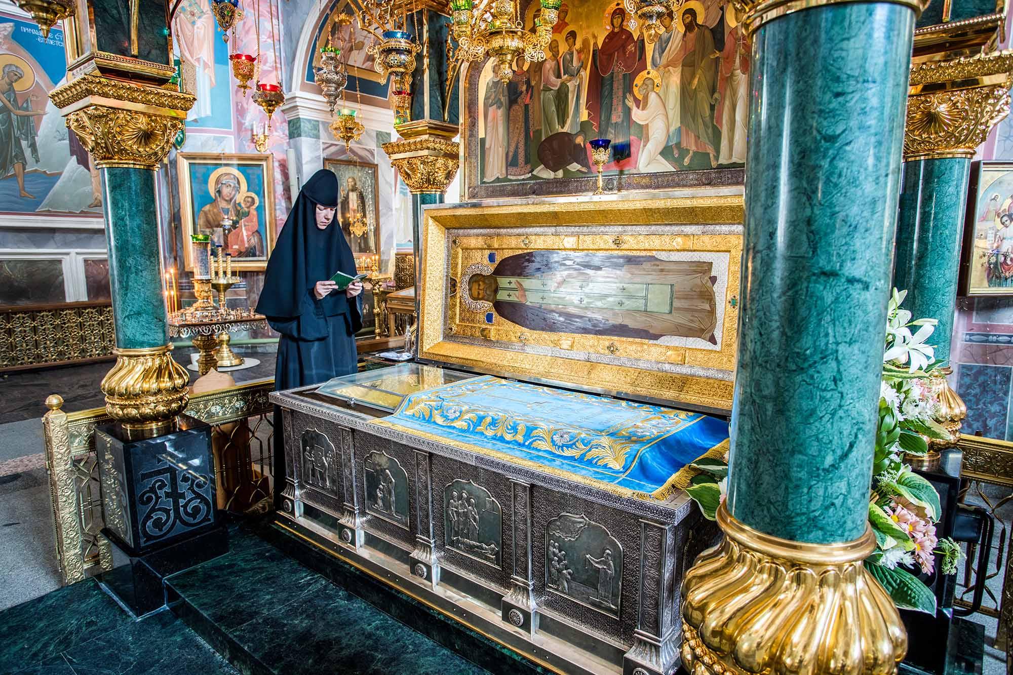 Read more about the article Старичок приложился ко всем иконкам справа налево