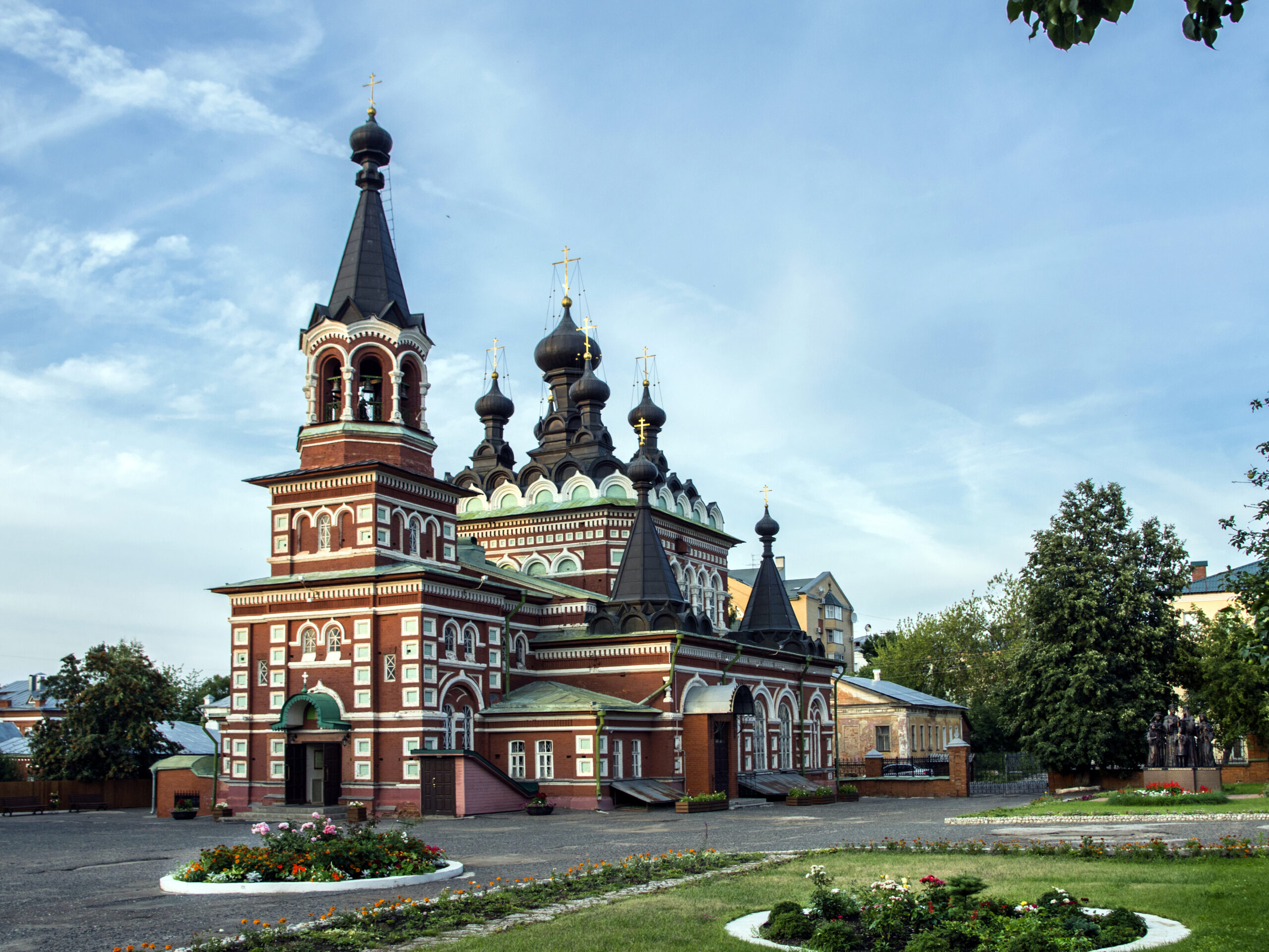 Киров пожалуйста. Свято-Серафимовский собор в Кирове. Серафимовская Церковь Киров. Церковь Святого Серафима Саровского (Киров). Собор Серафима Саровского в Вятке.