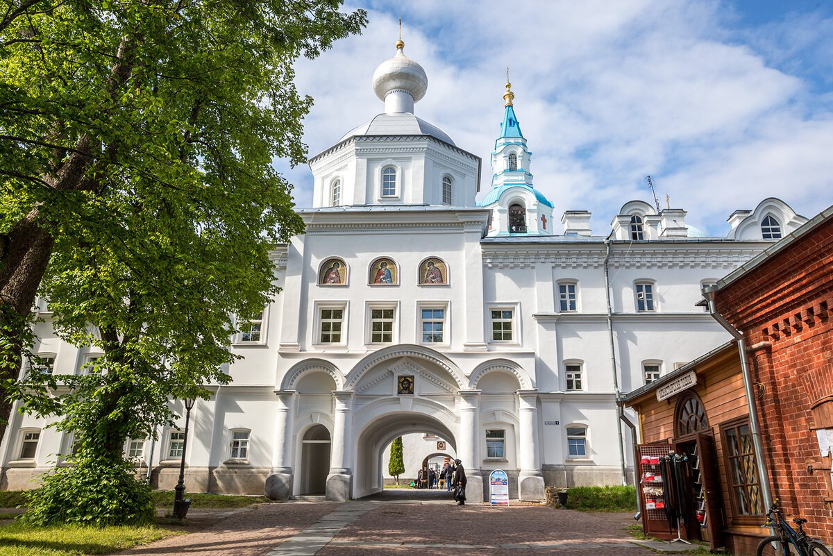Read more about the article Храм святых первоверховных апостолов Петра и&nbsp;Павла в&nbsp;Валаамском