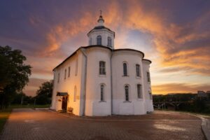 Read more about the article Храм Иоанна Богослова на Варяжках (во Вражке) в Смоленске (Богословский храм; Иоаннобогословский храм)