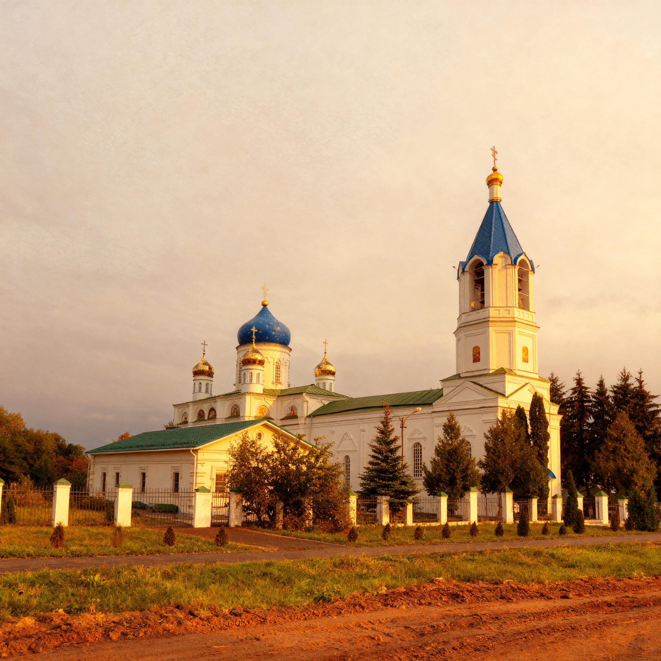 Read more about the article Храм Иоакима и Анны в Долгом Курской области