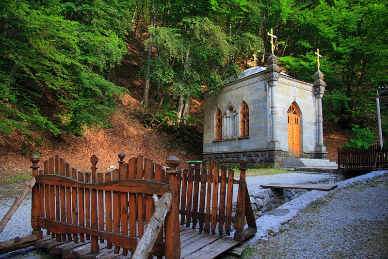 Read more about the article Святой источник бессребреников Косьмы и Дамиана (Алушта)
