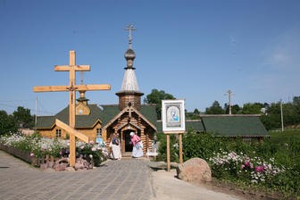 Read more about the article Источник в честь Казанской иконы Божией Матери (Дивеево)