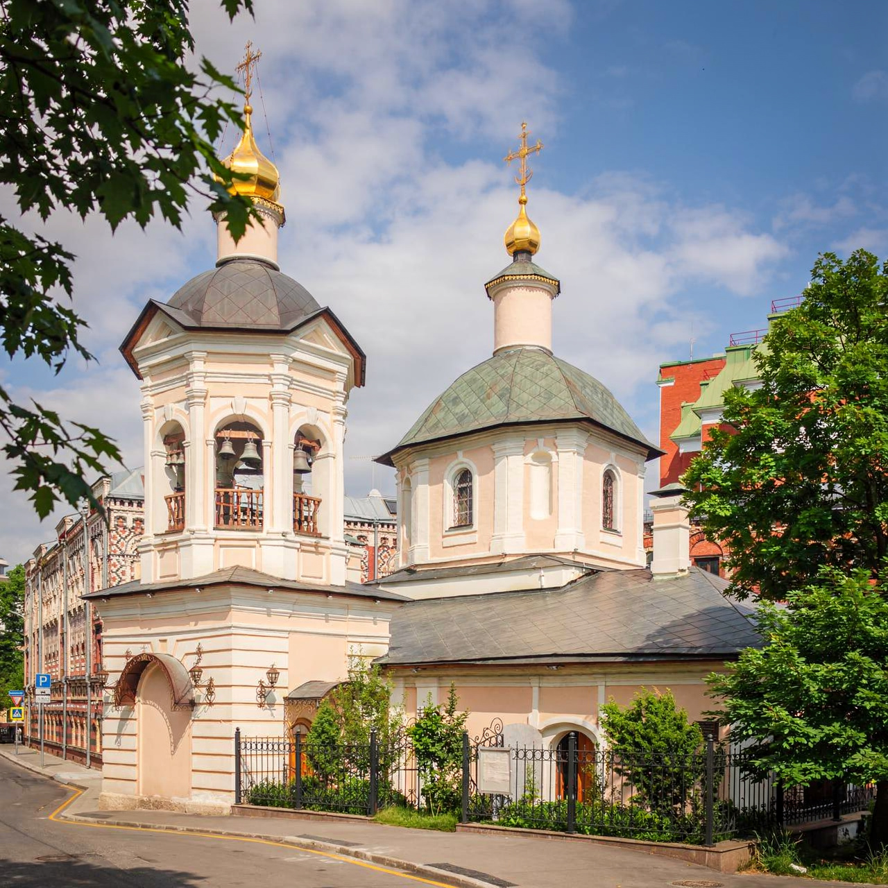 Read more about the article Храм преподобного Сергия Радонежского в Крапивниках в Москве